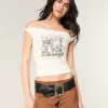 Twisted Off-the-Soulder Velvet Valley grafisk t-shirt Twisted Off-the-Soulder Velvet Valley grafisk t-shirt