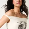 Twisted Off-the-Soulder Velvet Valley grafisk t-shirt Twisted Off-the-Soulder Velvet Valley grafisk t-shirt