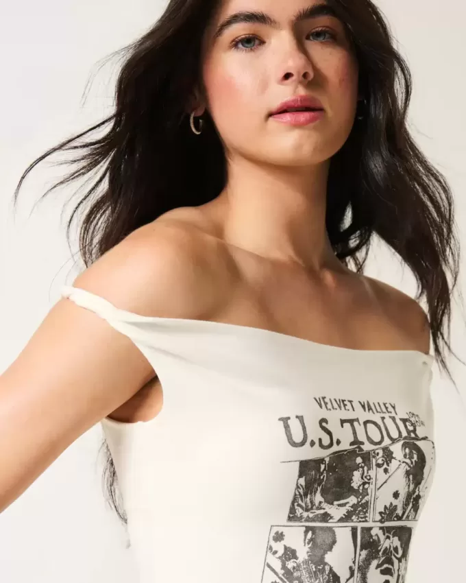 Twisted Off-the-Soulder Velvet Valley grafisk t-shirt Twisted Off-the-Soulder Velvet Valley grafisk t-shirt