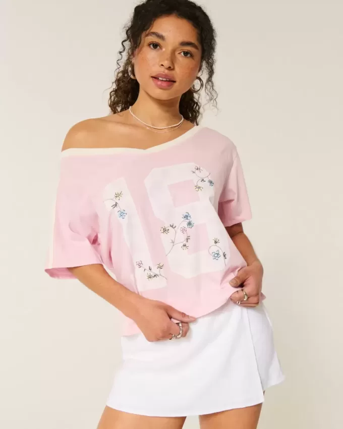 Överdimensionerad Off-the-Soulder Varsity Floral Graphic T-shirt Överdimensionerad Off-the-Soulder Varsity Floral Graphic T-shirt