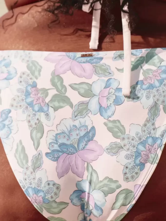 Virkad stil blandad bikinibotten med höga ben Virkad stil blandad bikinibotten med höga ben