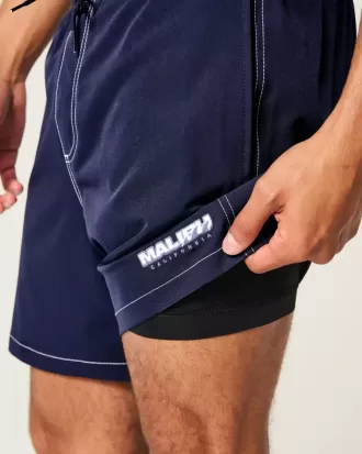 Volleybadbyxor på mitten av låret